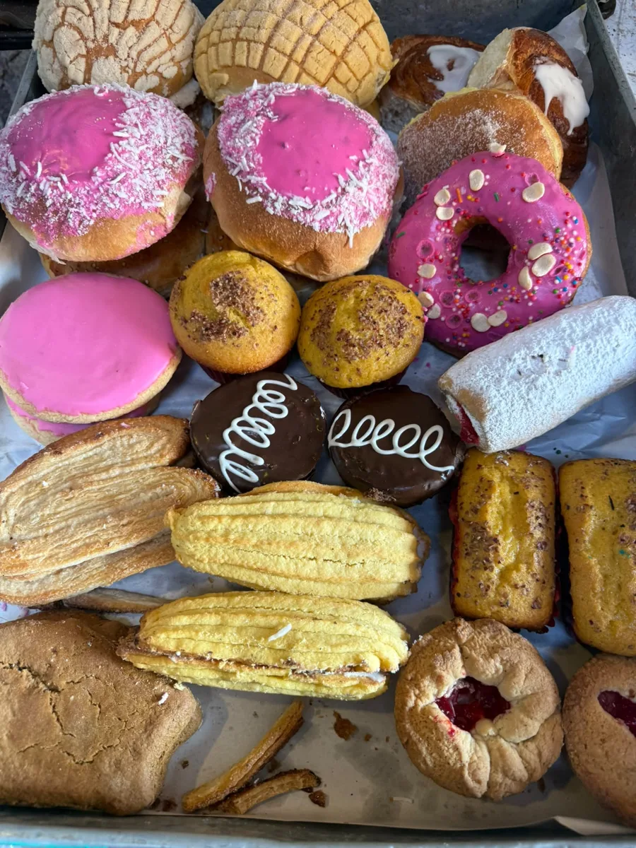 Charola de pan dulce recién horneado Delipan